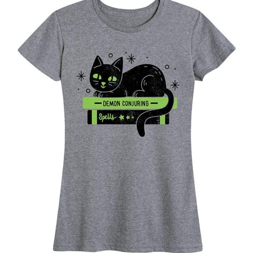 🔮 Cat sitting on spellbooks t-shirt 🪄